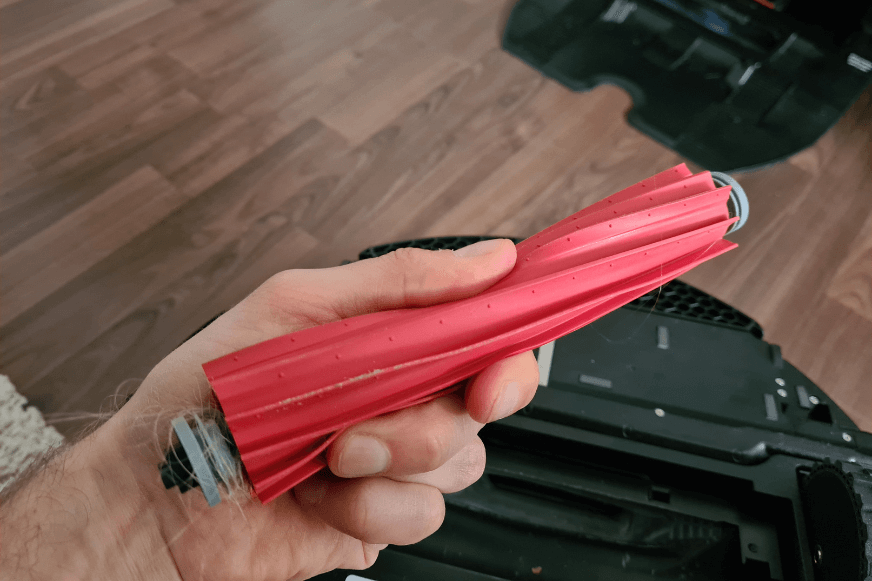 Прочная резиновая щетка Roborock S7 MaxV Ultra прижата пальцами